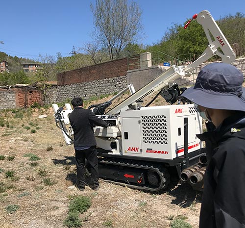 TEC液壓直推鉆機在場地中行進(jìn).jpg